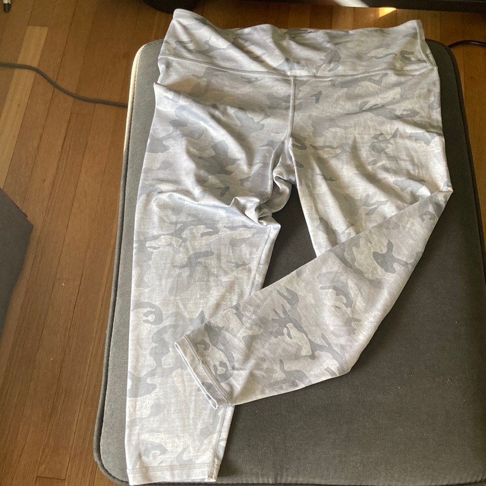 Like new GapFit Eclipse leggings light gray camo size XL